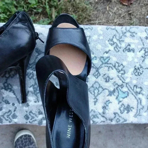 Nine West black leather 4” heels with dramatic side buckle size 6M - Picture 2 of 7